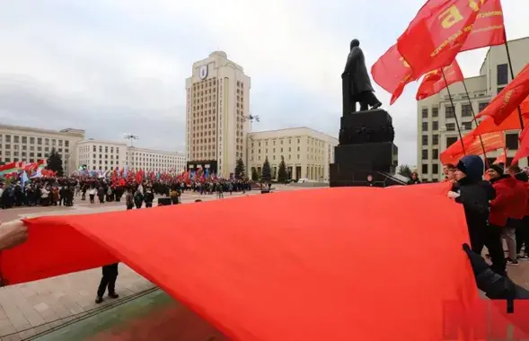 Ускладанне кветак на плошчы Незалежнасці