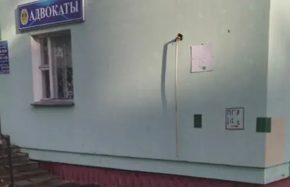 Сцяг, які вісеў ля адвакацкай канторы, знік ноччу