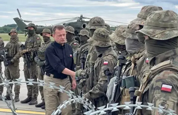 Міністр абароны Польшчы Марыюш Блашчак з вайскоўцамі