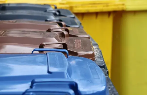 Праз дрэнна прыпаркаваныя аўто складана было вывезці смецце, ілюстрацыйнае фота