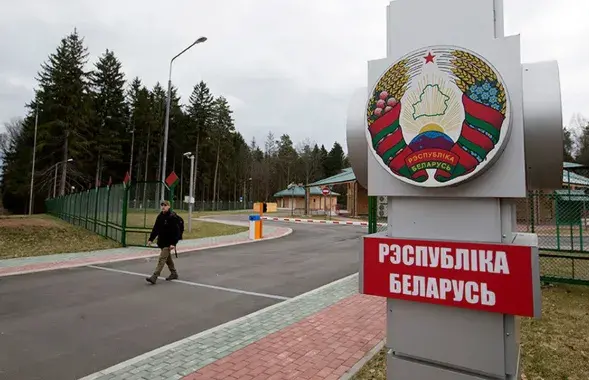 Большасць затрымалі пасля таго, як іх тэлефоны праверылі супрацоўнікі КДБ ці мытні