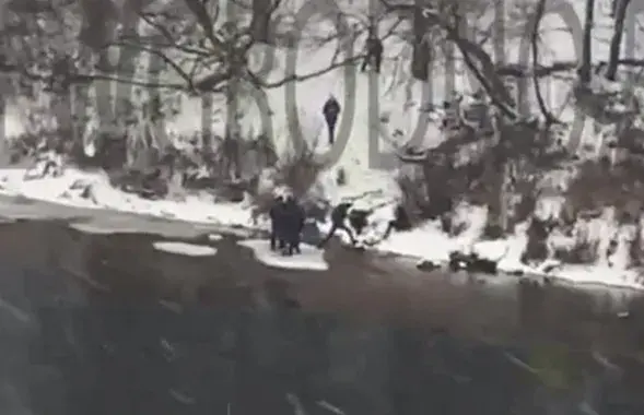 Дзеці катаюцца на крызе ў парку "Румлёва" ў Гродне