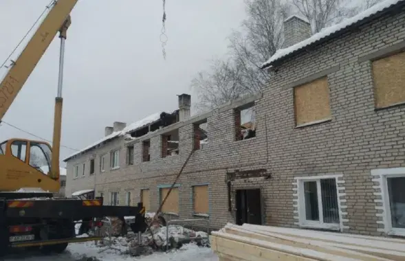 Аднаўляюцца сцены і дах