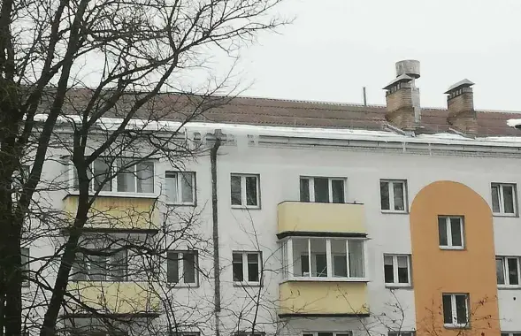 З гэтага даху ўпала глыба снегу з лёдам