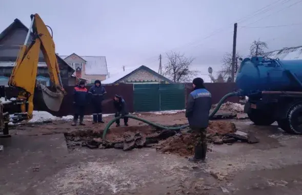 Рамонтныя працы на месцы прарыву трубы ў Беразіне