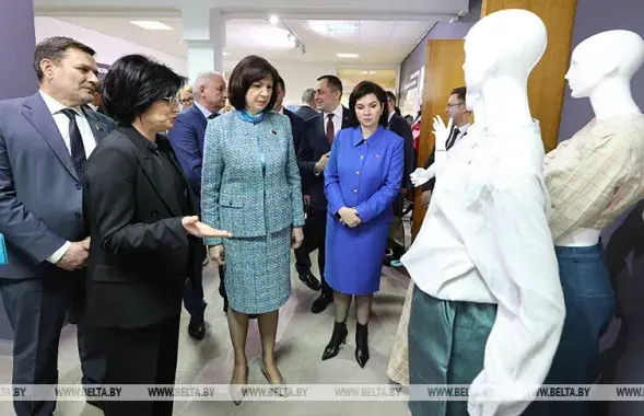 Наталья Качанова во время одной из своих рабочих поездок / Белта

