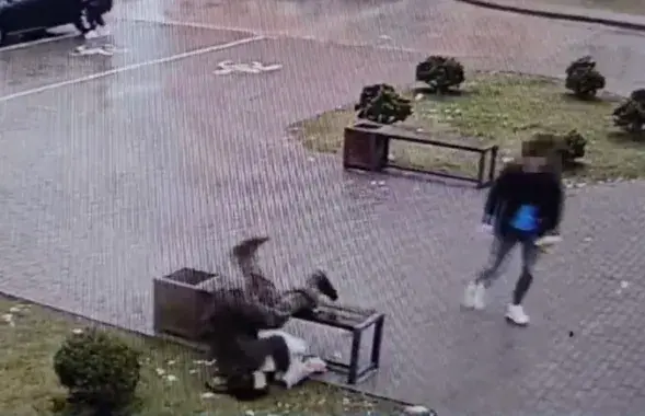 От удара прохожий перелетел через скамейку&nbsp;
