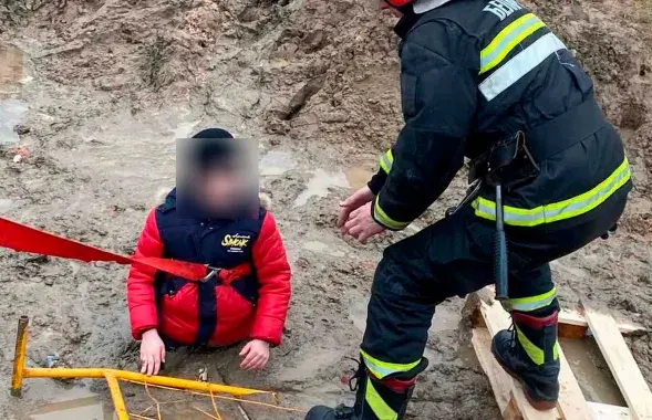 Ребенок не смог выбраться из грязи самостоятельно&nbsp;
