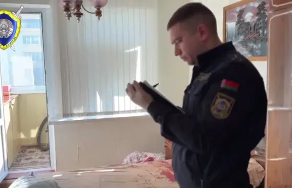 Следчы працуе на месцы здарэння
