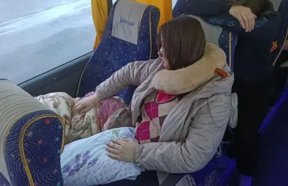 Дзеці стаміліся і заснулі ў аўтобусе
