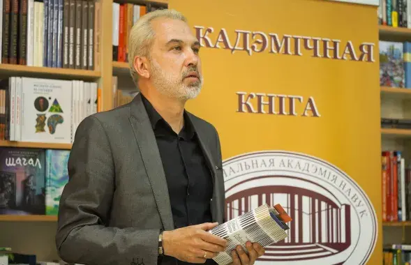 Альгерд Бахарэвіч з раманам "Сабакі Еўропы" ў мінскай "Акадэмкнізе" ў 2019 годзе
