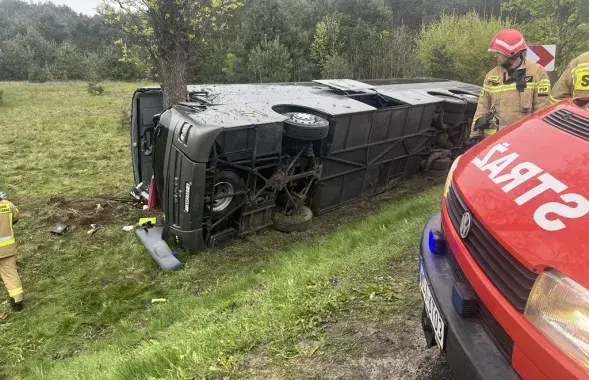 Автобус врезался в дерево на обочине&nbsp;
