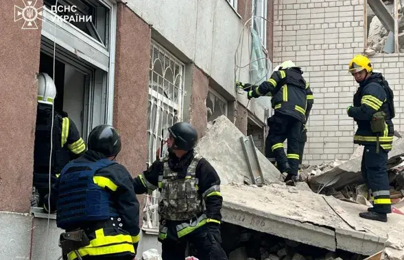 Спасательная операция в Чернигове после российского ракетного обстрела&nbsp;
