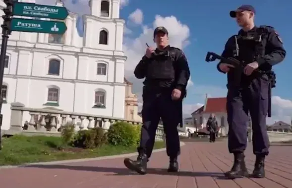 Міліцыя з аўтаматамі ля Кафедральнага сабора ў Мінску ў Вербную Нядзелю
