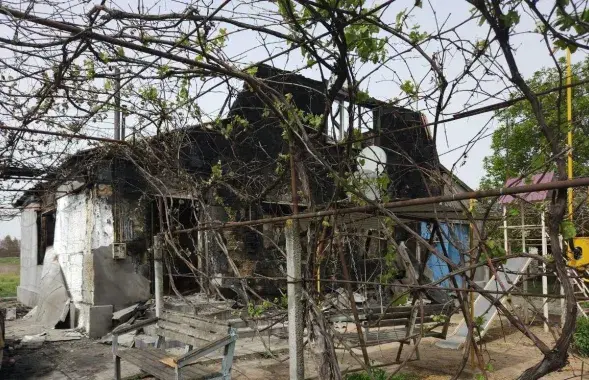 Адну з ахвяраў расстралялі з аўтамата. Каб схаваць сляды злачынства, падпалілі дом
