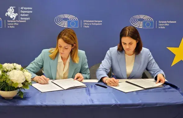 Дакумент падпісалі спікерка Еўрапарламента Раберта Метсола і Святлана Ціханоўская
