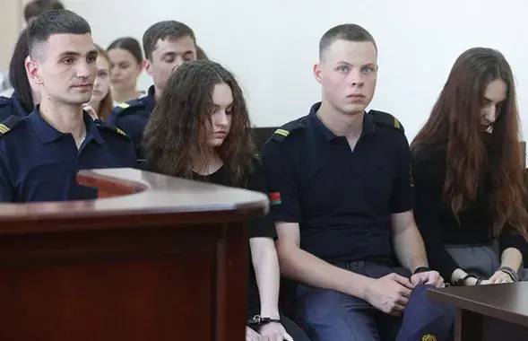 Девушек держали в наручниках&nbsp;
