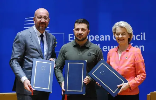 Прэзідэнт Еўрасавета Шарль Мішэль, Уладзімір Зяленскі і кіраўніца Еўракамісіі Урсула фон дэр Ляен
