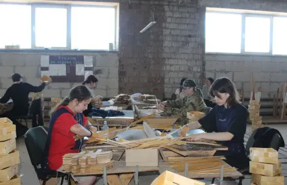 Смена у школьников начинается в 9 часов утра
