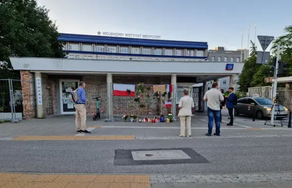 Мемарыял перад шпіталем, дзе памёр польскі вайсковец, паранены на мяжы з Беларуссю
