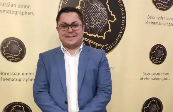 Яўген Арандарэвіч на фоне лагатыпа Беларускага саюза кінематаграфістаў
