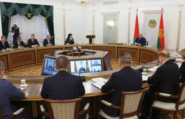 Лукашенко на совещании
