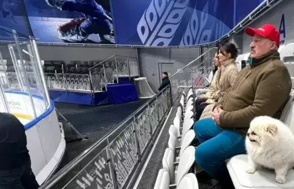 Александр Лукашенко и его собака смотрят хоккей
