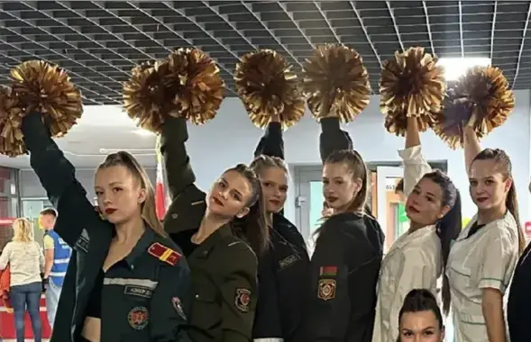 Дзяўчаты ў форме сілавікоў
