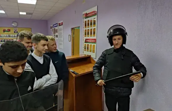 Дзецям паказвалі зброю і экіпіроўку
