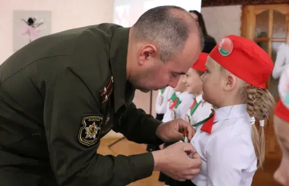 Ваенны камісар і дзеці
