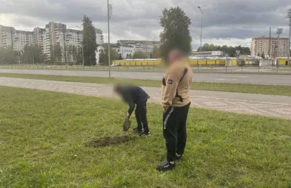 Дрэвы саджалі разам з бацькамі
