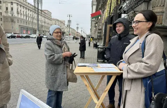 Анна Канопацкая собирает подписи
