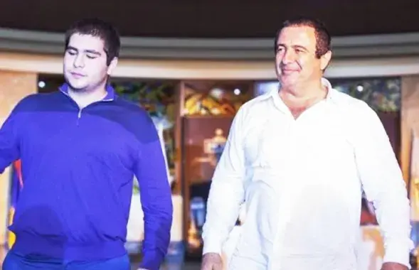 Нвер Царукян (слева) и его отец Гагик
