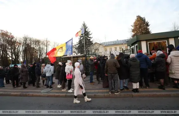 Толпа людей у посольства Молдовы в Минске, желающих проголосовать за "будущее страны"
