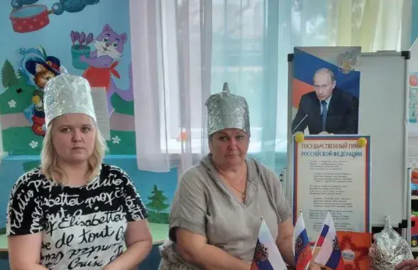 Шапочки из фольги в школах РФ