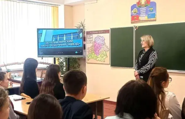 Школьнікам рэкламавалі Клімавіцкі лікёра-гарэлачны завод
