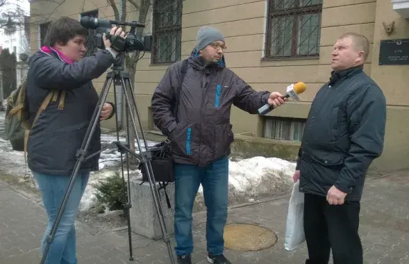Алесь Ляўчук (з мікрафонам)

