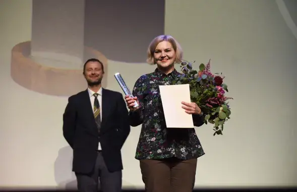 Польская журналистка Паулина Сегень во время получения премии Конрада за лучший прозаический дебют 2021 года
