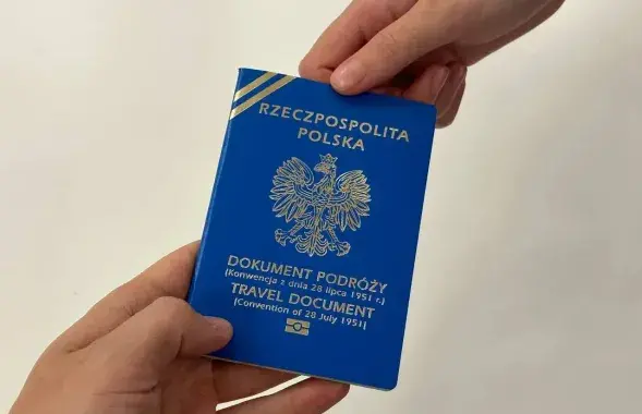 Польский проездной документ иностранца, иллюстративное фото

