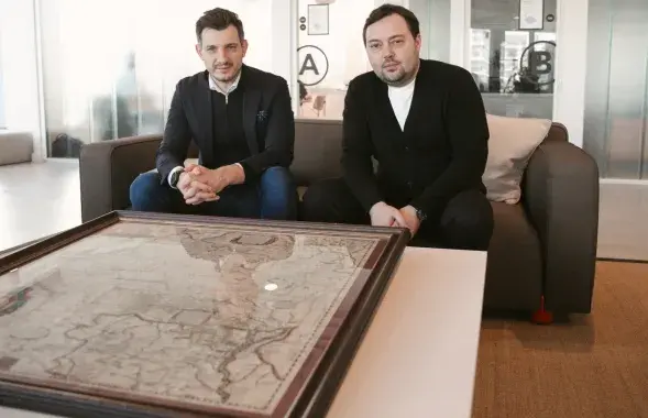Рыгор Астапеня і Павел Мацукевіч каля карты
