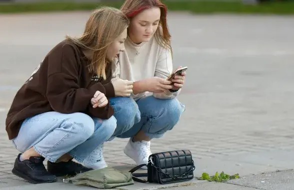 Девочки со смартфоном