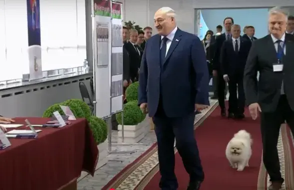 Аляксандр Лукашэнка і Умка на выбарчым участку 26 студзеня 2025 года
