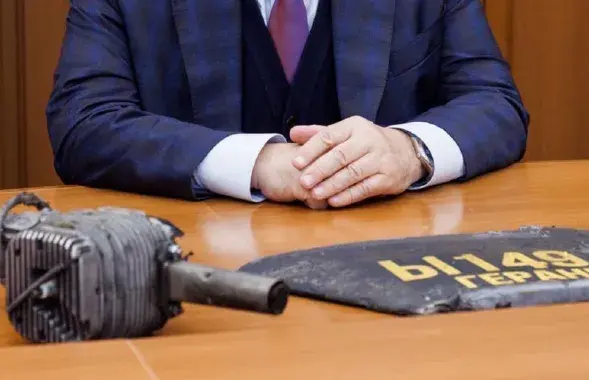 Расійскі пасол і фрагменты беспілотніка, які прыляцеў з Расіі
