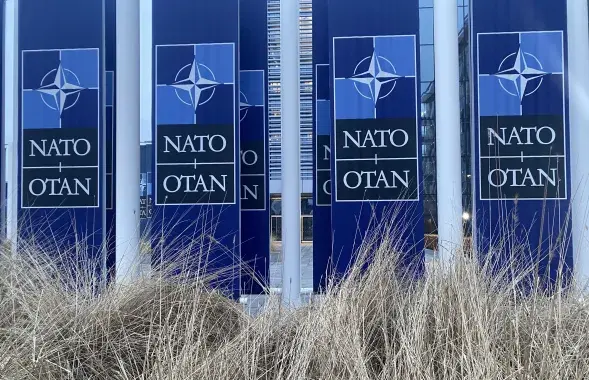 Около штаб-квартиры НАТО
