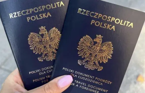 Падарожны дакумент дае магчымасць вандраваць, але не дае правоў грамадзяніна.

