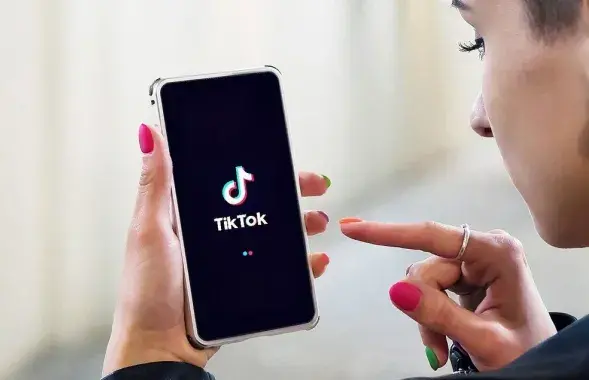 TikTok запретит пользоваться приложением подростками после 22:00
