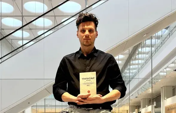 Аляксей Кузьміч са сваёй кнігай "Транзітны дзённік" у будынку апеляцыйнага суда Парыжа
