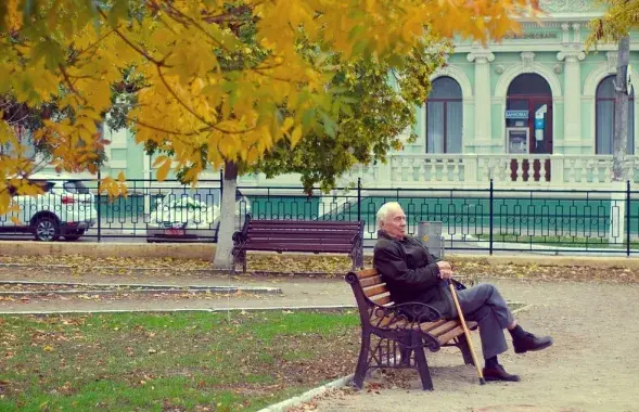 Пенсионер сидит на лавочке