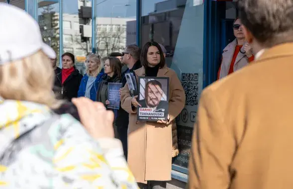 Светлана Тихановская на акции солидарности с политзаключенными в режиме инкоммуникадо
