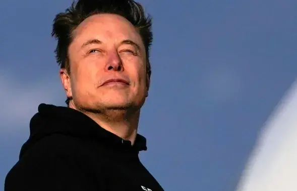 Генеральный директор Tesla Илон Маск садится на борт Air Force One с президентом США Дональдом Трампом

